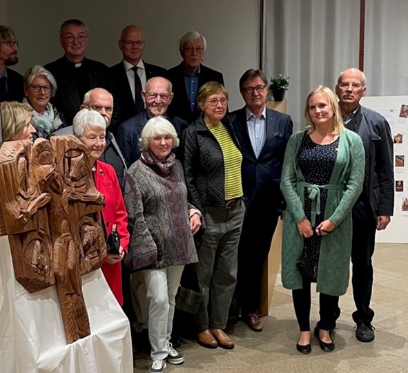 Übergabe der Kruzifixe durch die Mitglieder des Lions Club Paderborn