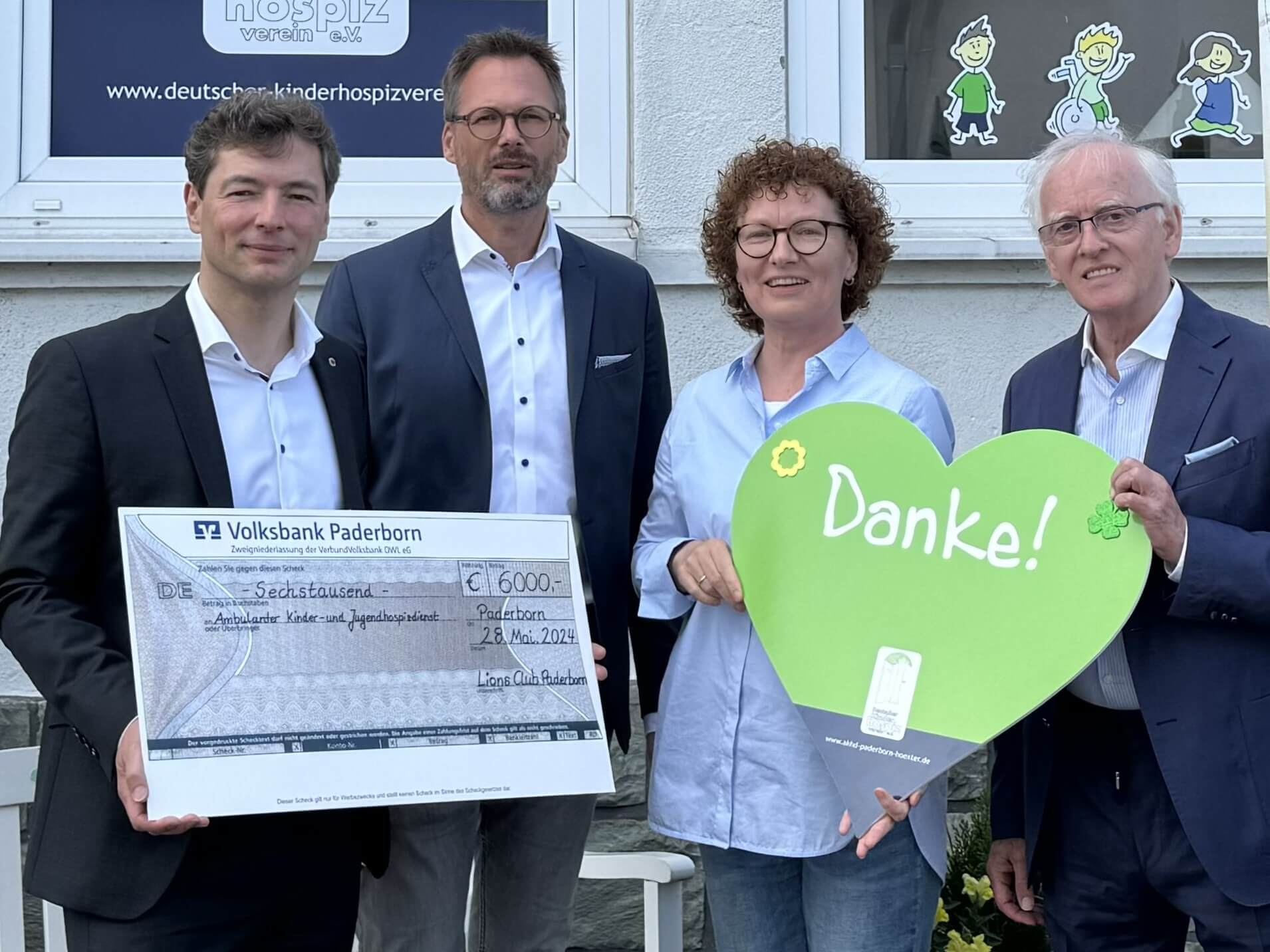 Markus Herzig (links), Carsten Scherhans und Hermann Sittig (rechts) übergeben die Spende an Kathrin Akrobat, die für die Öffentlichkeitsarbeit des ambulanten Kinder- und Jugendhospizdienstes zuständig ist.