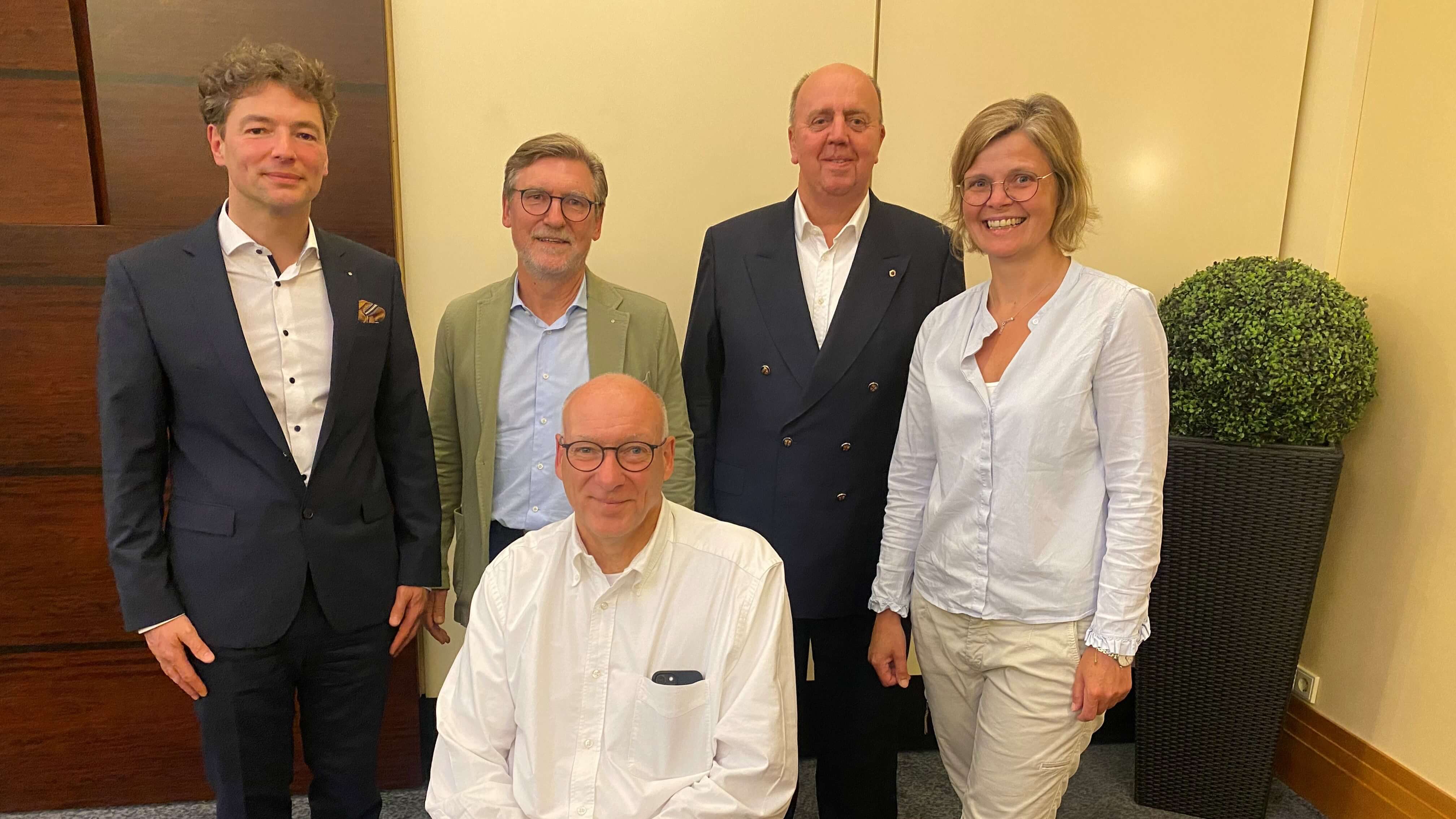 Dr. Horst Joepen (2. von links) leitet den Verein Sterntaler zusammen mit Steuerberaterin Petra Brinkmann und Thomas Seibel. Das Amt des Lions-Club-Präsidenten übergab Thomas Meyer (2. von rechts) jetzt an Markus Herzig (links).