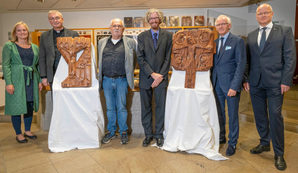 Freuen sich über die feierliche Übergabe der beiden Kreuzigungsreliefs von Josefthomas Brinkschröder (v.r.): Jürgen Reineke (Präsident des Lions Clubs Paderborn), Hermann Sittig (Vorsitzender des Fördervereins des Lions Clubs), Dr. Holger Kempkens (Direktor des Diözesanmuseums), Michael Brinkschröder, Prälat Thomas Dornseifer und Heike Sondermann, die im Auftrag des Freundeskreises Josefthomas Brinkschröder e.V. ein Werkverzeichnis des Künstlers erstellt.