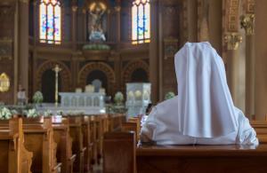 Nonne in der Kirche