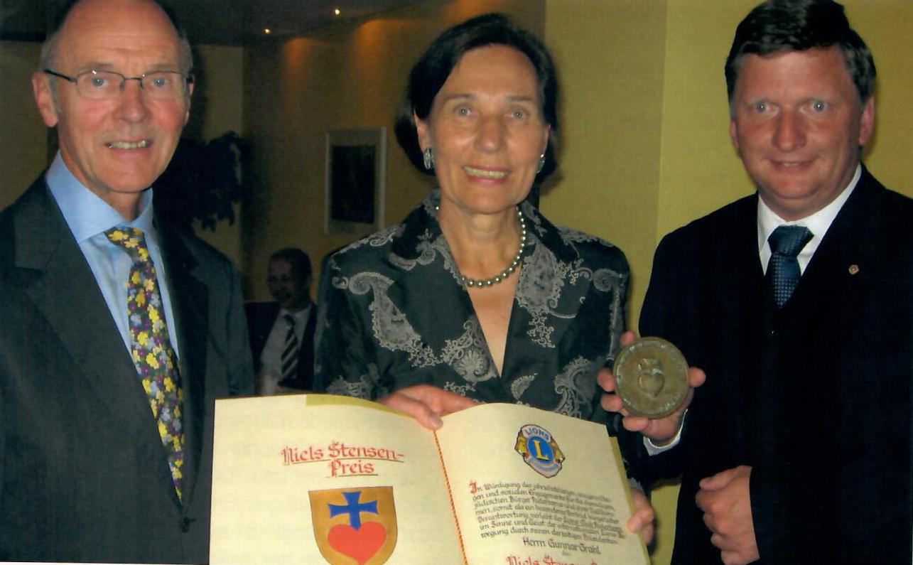 Die Preisträgerin des Jahres 2007 Dr. Margit Naarmann mit Dr. Erich Schmidtmann und dem damaligen Präsidenten des Lions Clubs Paderborn Gunnar Grahl